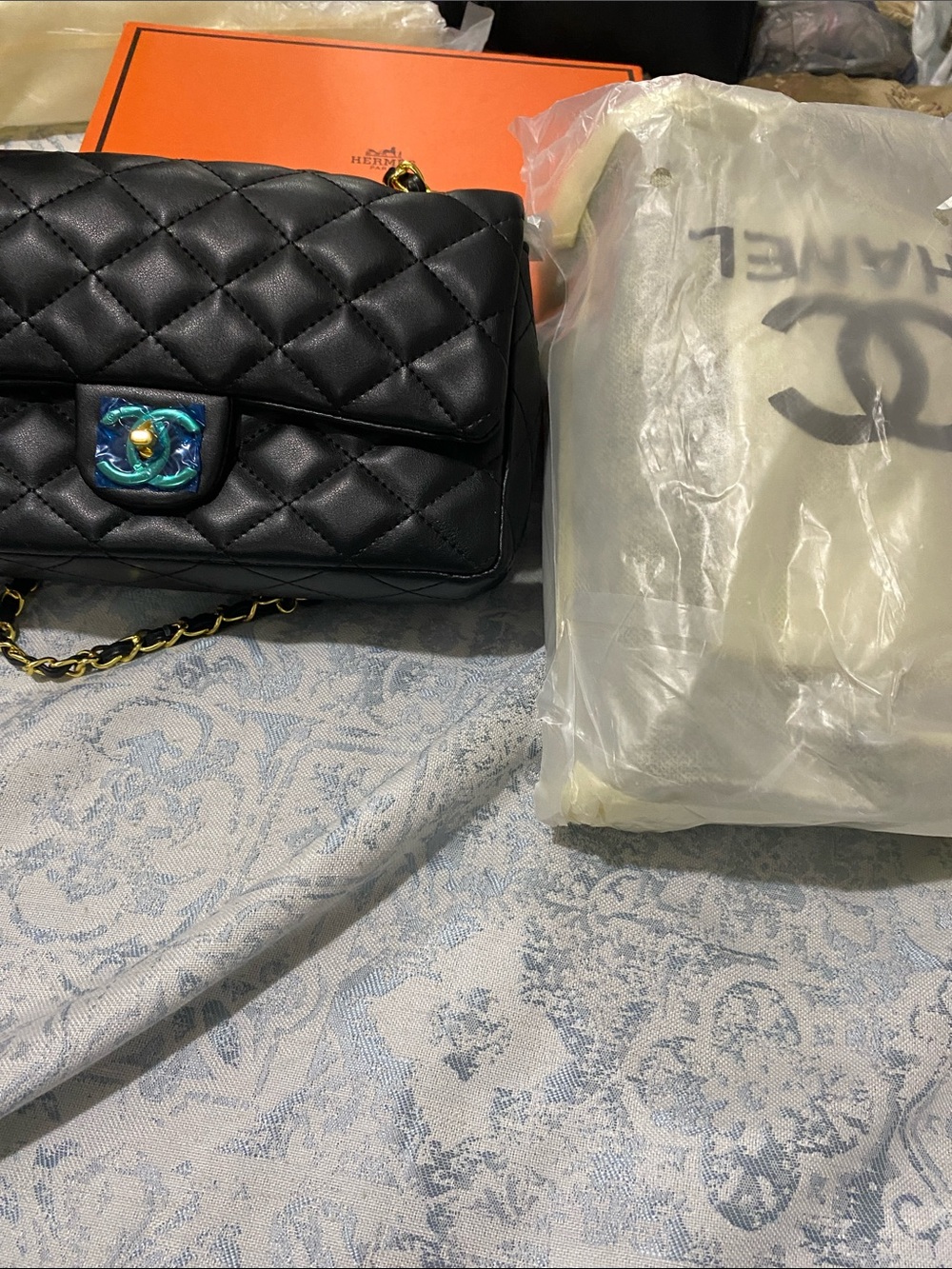 CHANEL Black Quilted Shoulder Bag with Gold Chain and Iridescent CC Turnlock - Picture 2 of 9